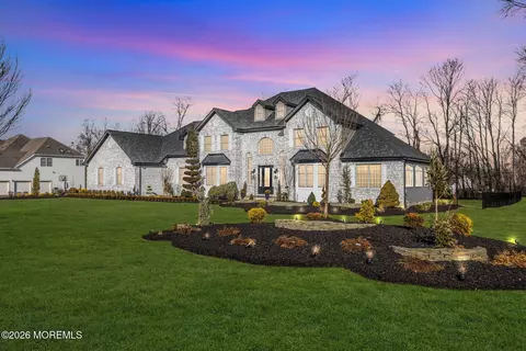 8 Saxon Ct, Freehold, NJ 07728