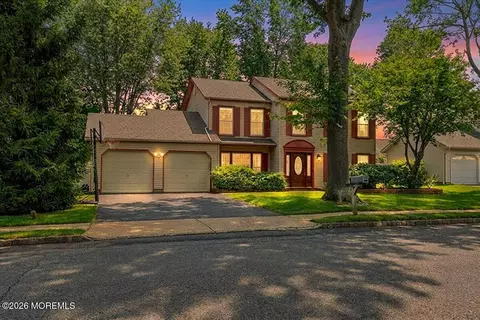 15 Prides Ln, Englishtown, NJ 07726
