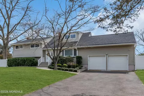 14 Riveredge Rd, Tinton Falls, NJ 07724