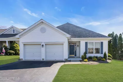 1 Gardenways Ct, Lakewood, NJ 08701