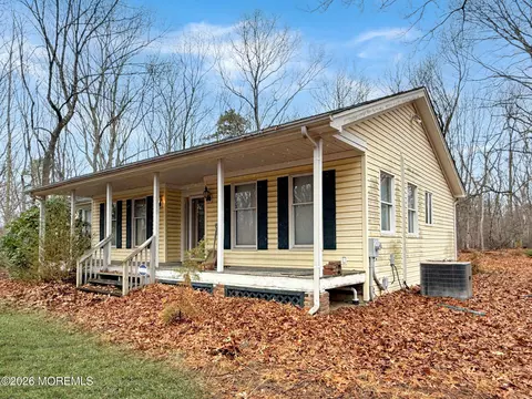 80 Ivins Dr, New Egypt, NJ 08533