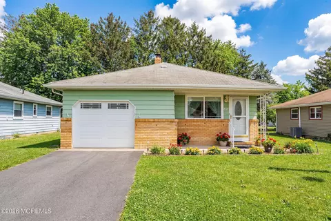 82 Barbuda St, Toms River, NJ 08757