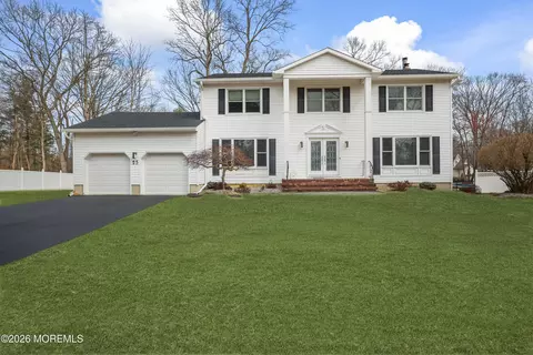 25 Jared Ln, Manalapan, NJ 07726