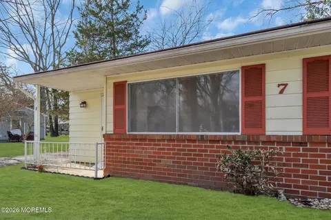 7 Nevada Dr #B, Whiting, NJ 08759