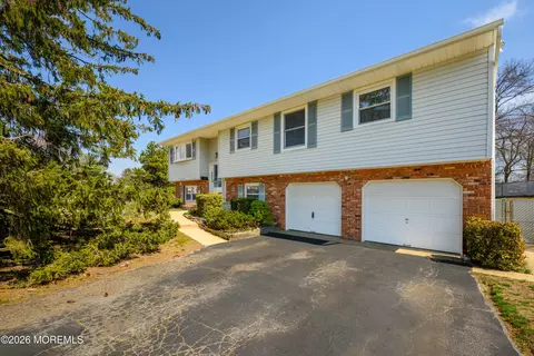 43 Westbrook Rd, Howell, NJ 07731