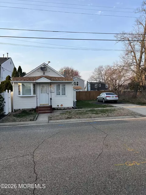 427 Sullivan Pl, Union Beach, NJ 07735