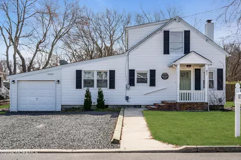 82 Clearwater Dr, Waretown, NJ 08758