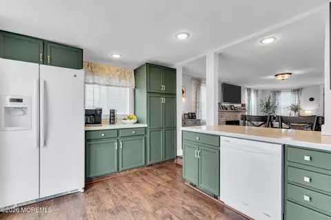 Kitchen - 82 Clearwater Dr, Waretown, NJ 08758 photo 4 of 5