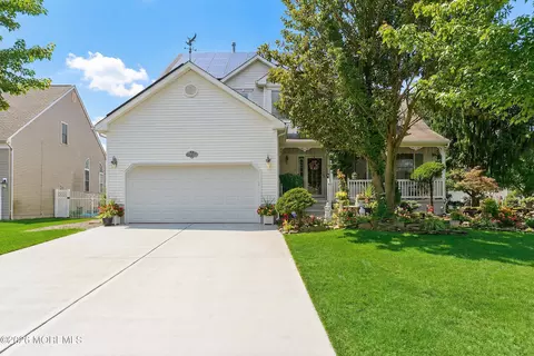 1 Ravenwood Ct, Bayville, NJ 08721