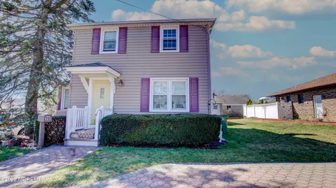 39 Harrison St, Sayreville, NJ 08872
