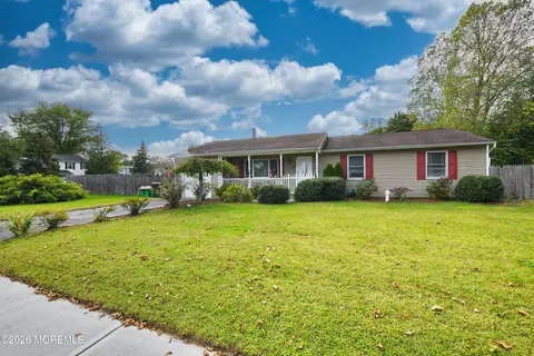 60 N Main St N, Farmingdale, NJ 07727