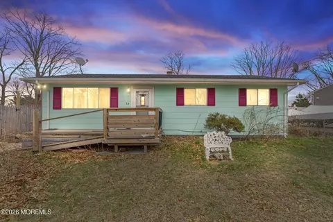 27 Sylvan Lake Blvd, Bayville, NJ 08721