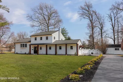 35 Bayberry Ln, Middletown, NJ 07748