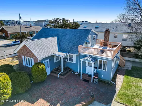 346 W 7th St, Ship Bottom, NJ 08008