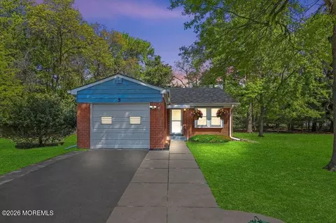 5 Revere Ct, Whiting, NJ 08759