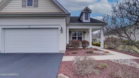 21 W Baccio Ln, Farmingdale, NJ 07727