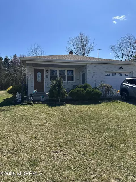 15 Bonaire Dr, Toms River, NJ 08757