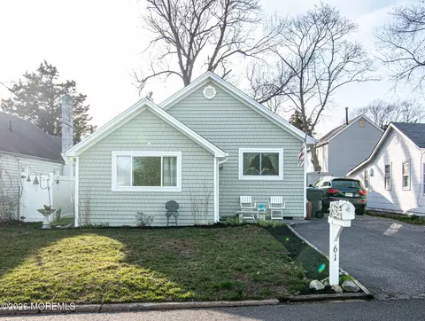 61 River Dr, Toms River, NJ 08753