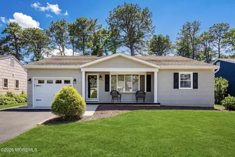 5 Bennington Dr, Toms River, NJ 08757