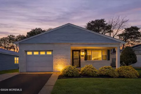 15 Encinitas Dr, Toms River, NJ 08757