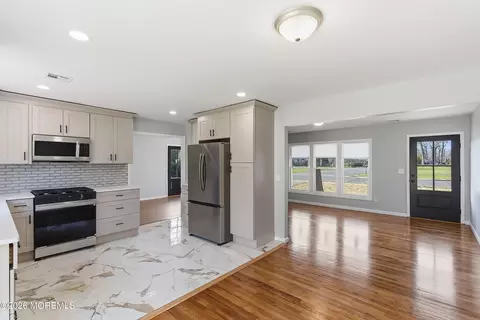 39 Blue Jay Dr, Toms River, NJ 08755