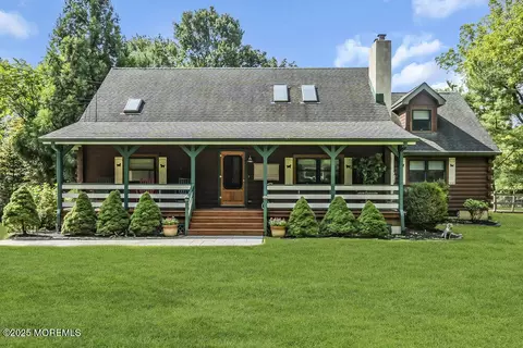 51 Casino Dr, Farmingdale, NJ 07727