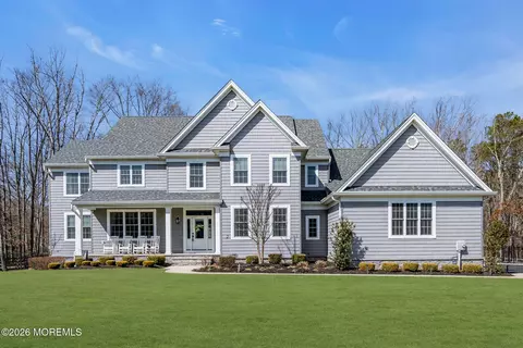 2 Tiffany Ct, Farmingdale, NJ 07727