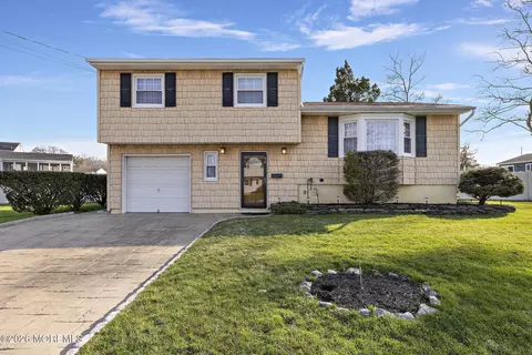 35 Calt Dr, Hazlet, NJ 07730
