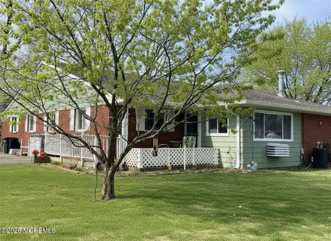 11 B Lark St, Manchester, NJ 08759