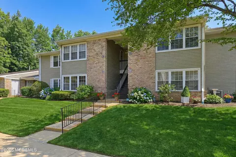 52 Honeysuckle Ln #220, Red Bank, NJ 07701