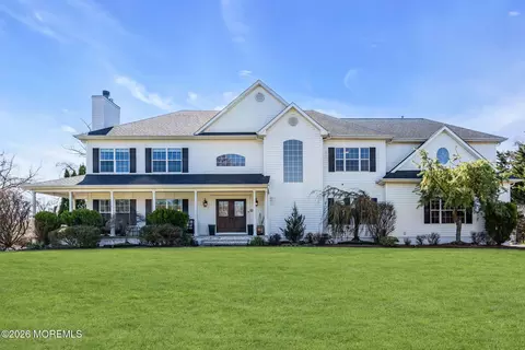 4 Susan Ct, Farmingdale, NJ 07727