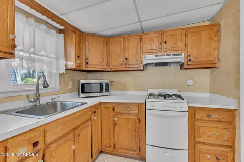 Kitchen - 488 Mohawk Dr, Brick, NJ 08723 photo 2 of 5