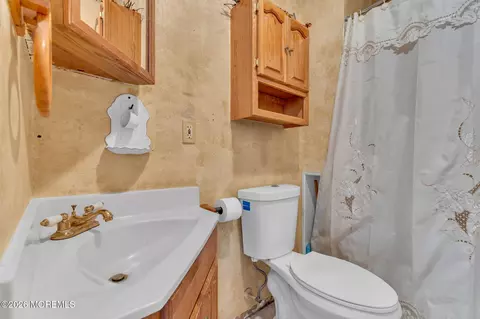 Bath - 488 Mohawk Dr, Brick, NJ 08723 photo 1 of 2