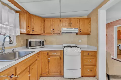 Kitchen - 488 Mohawk Dr, Brick, NJ 08723 photo 1 of 5