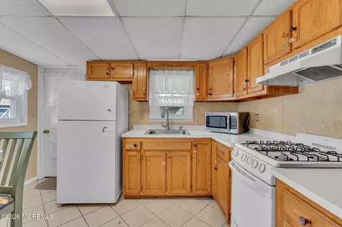 Kitchen - 488 Mohawk Dr, Brick, NJ 08723 photo 5 of 5