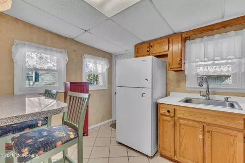 Kitchen - 488 Mohawk Dr, Brick, NJ 08723 photo 4 of 5