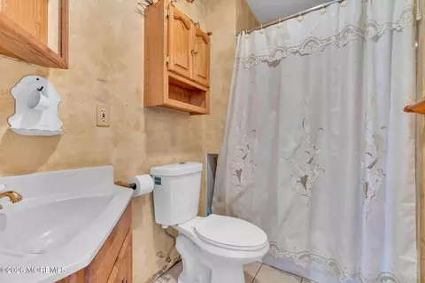 Bath - 488 Mohawk Dr, Brick, NJ 08723 photo 2 of 2