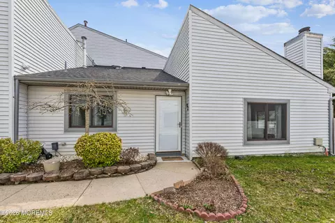 92 Lexington Cir, Matawan, NJ 07747