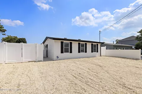 11 Charles Blvd, Beach Haven West, NJ 08050
