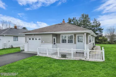 496 Saint Thomas Dr, Toms River, NJ 08757