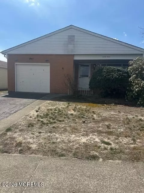 23 Longdenville St, Toms River, NJ 08757