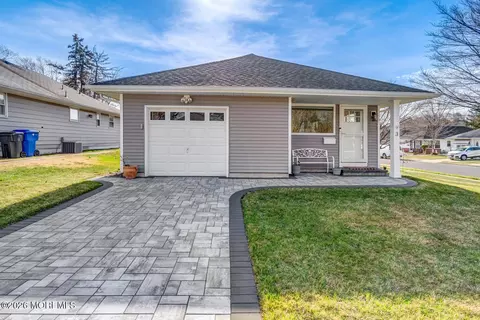 3 Mount Katadin Dr, Toms River, NJ 08753