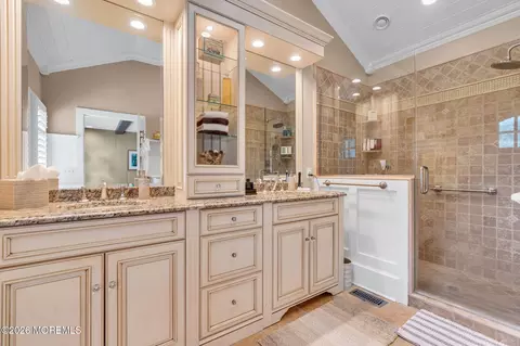 Bath - 2 Alyce Ln, Rumson, NJ 07760 photo 2 of 3