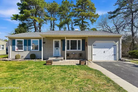 8 Hummingbird Ln, Whiting, NJ 08759