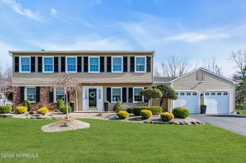 27 Heron Dr, Marlboro, NJ 07746