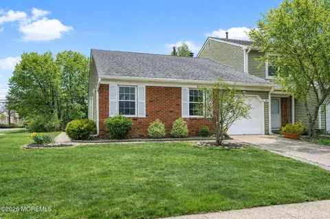 89 Oak Ln, Eatontown, NJ 07724