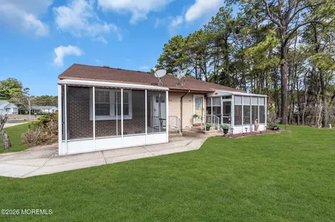 30 Easton Dr #B, Whiting, NJ 08759