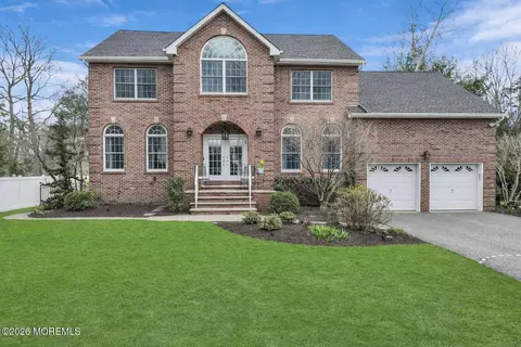 5 Candeub Ct, Manalapan, NJ 07726