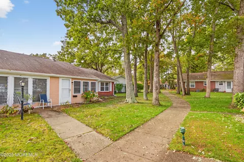 72 Dorchester Dr # F, Lakewood, NJ 08701