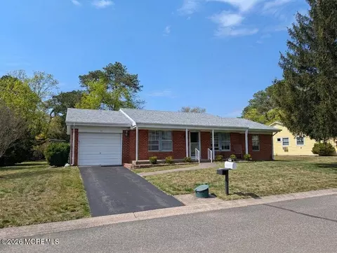 29 Moccasin Dr, Whiting, NJ 08759